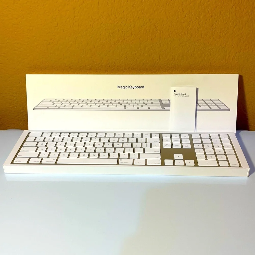 APPLE Magic Keyboard with Numeric Keypad US English White Wireless Chargable